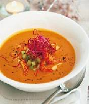 Kreeftensoep bereid met cognac en rivierkreeftjes